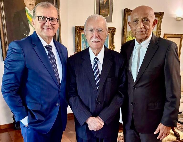 Fiema realiza sessão de homenagem à redemocratização com presença de Sarney