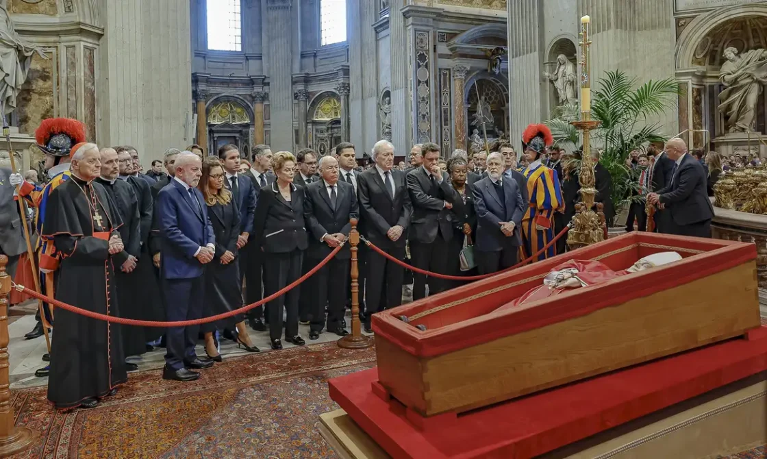 Presidente Lula presta homenagem ao Papa Francisco em velório no Vaticano nesta sexta