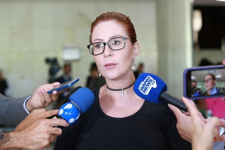 Polícia Federal aciona Interpol para pedir prisão de Carla Zambelli