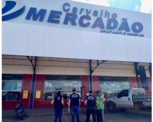 Procon autua Mercado Carvalho em Bacabal por venda de produtos impróprios